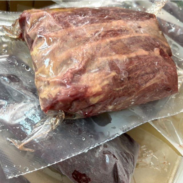 生食用「モモ馬刺し(すじみ) 1kg」じゅわ～っ広がる旨味!!ヘルシーです。