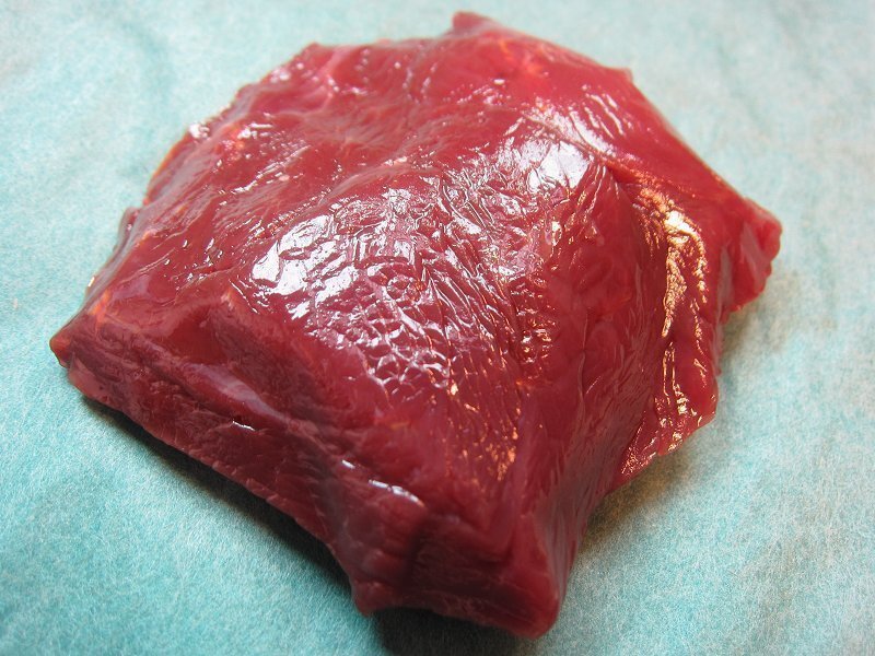 歩留り100％「馬刺し極上赤肉 5片で250g」5人前用、じゅわ～っ広がる旨味!!ヘルシーです。