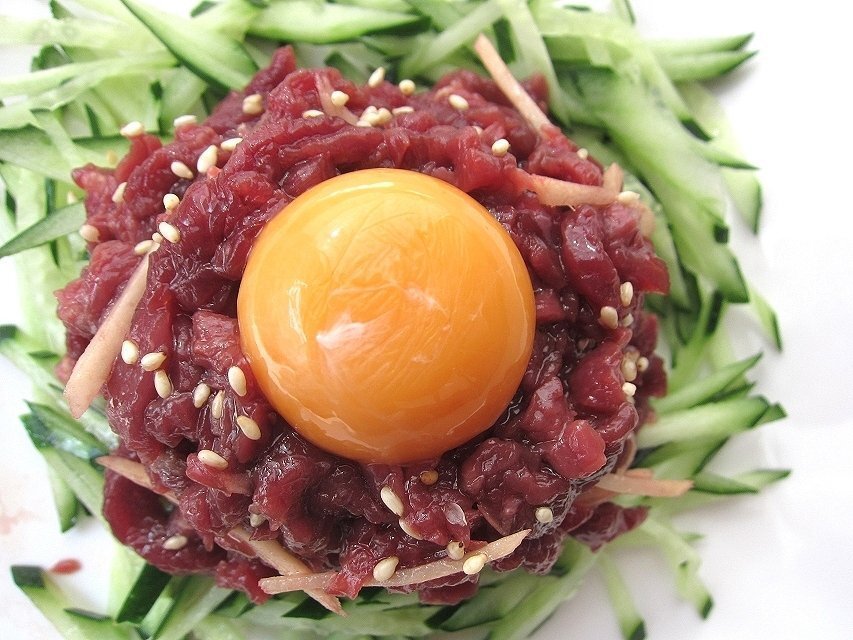 歩留り100％「馬刺しユッケ 5片で250g」5人前用、じゅわ～っ広がる旨味!!ヘルシーです。