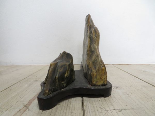 【愛石家/コレクション】 詳細不明 連山 山型 飾り石 合計4.4kg 木製 台付き 検索用⇒ 鑑賞石/天然石/自然石/銘石/水石/原石/鉱物/F0908_画像2