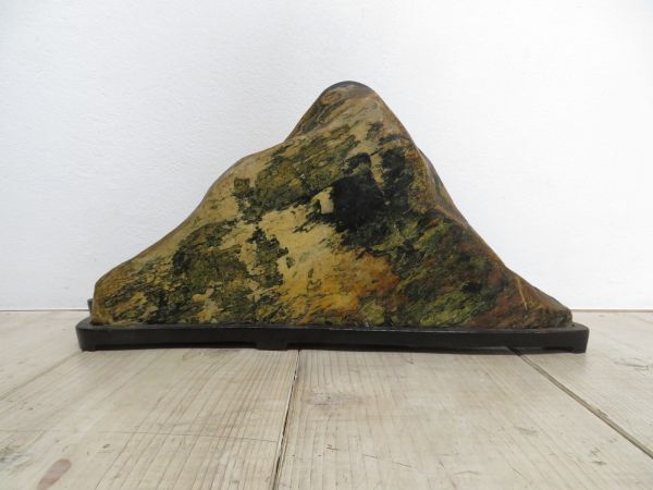 【愛石家/コレクション】 詳細不明 連山 山型 飾り石 合計4.4kg 木製 台付き 検索用⇒ 鑑賞石/天然石/自然石/銘石/水石/原石/鉱物/F0908_画像3