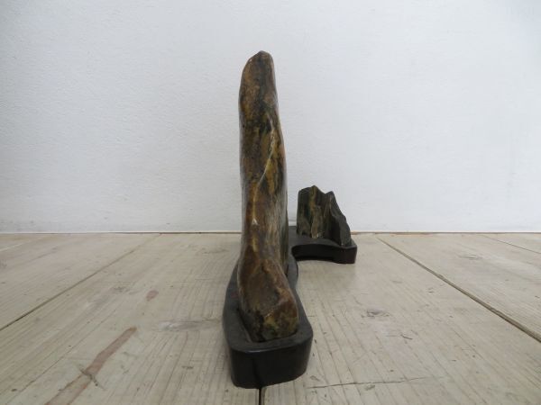 【愛石家/コレクション】 詳細不明 連山 山型 飾り石 合計4.4kg 木製 台付き 検索用⇒ 鑑賞石/天然石/自然石/銘石/水石/原石/鉱物/F0908_画像4