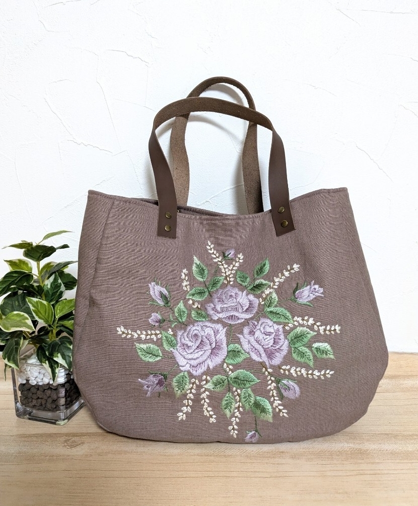 ハンドメイド☆手刺繍 ローズブーケ ふんわりラウンドトートバッグ