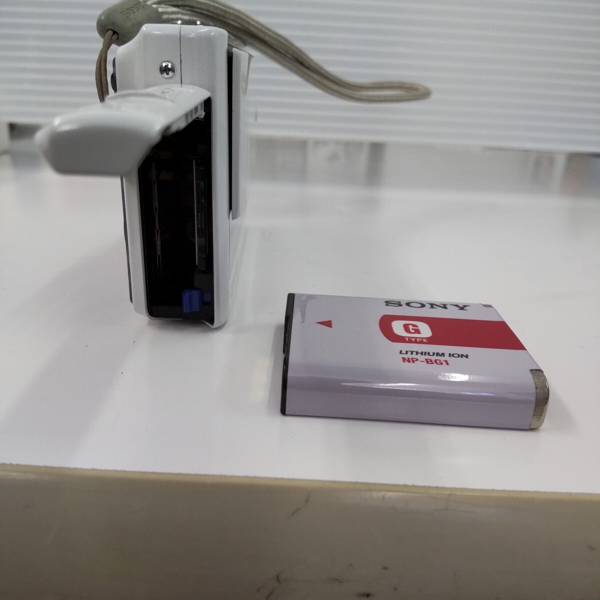 r505 SONY Cyber-shot DSC-T20 ソニー サイバーショット ホワイト コンパクトデジタルカメラ 充電器付き カメラケース付き 通電確認(rèn)済