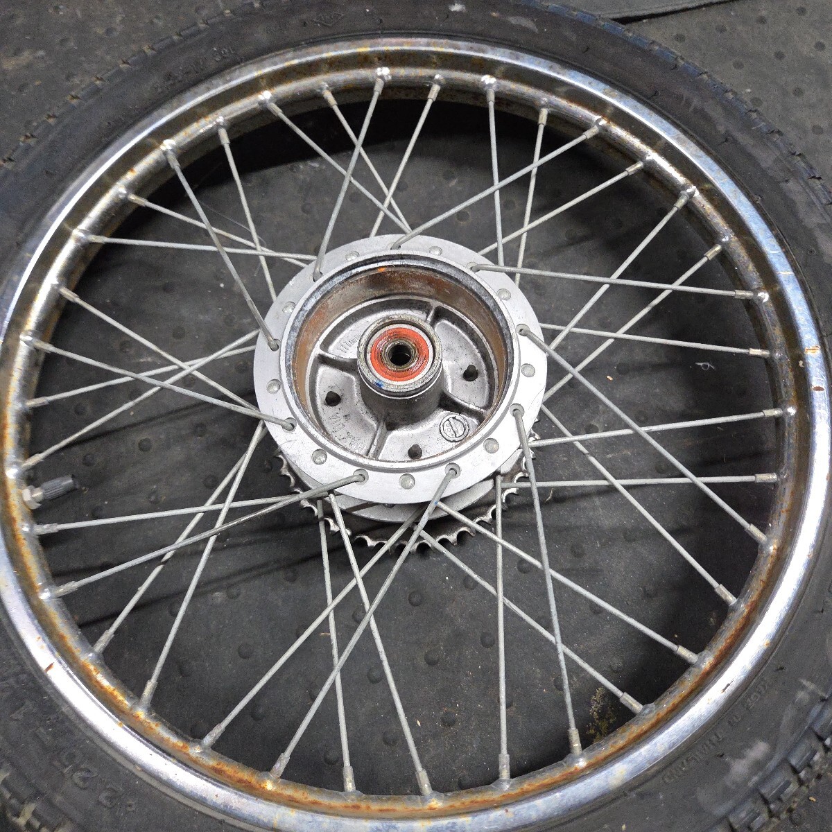 ホンダ スーパーカブ50エコノミー リアホイール 角目 6V C50-856 17×1.20_画像2