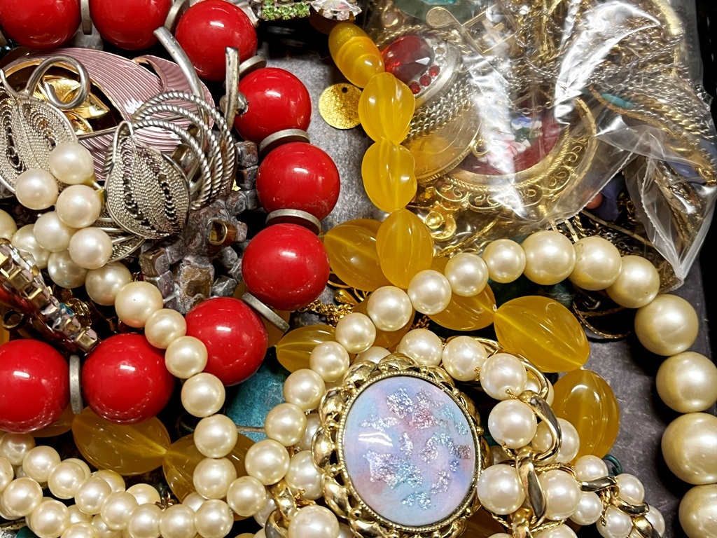 ☆アクセサリー 大量 ネックレス ブローチなどいろいろまとめて 1kg《中古品》②☆ ☆アクセサリー 大量 ネックレス ブローチなどいろいろまとめて 1kg
