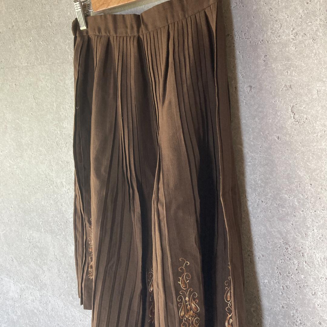 プリーツスカート（one）刺繍＊サイドファスナー＊膝丈＊フェミニン＊ブラウン_画像3