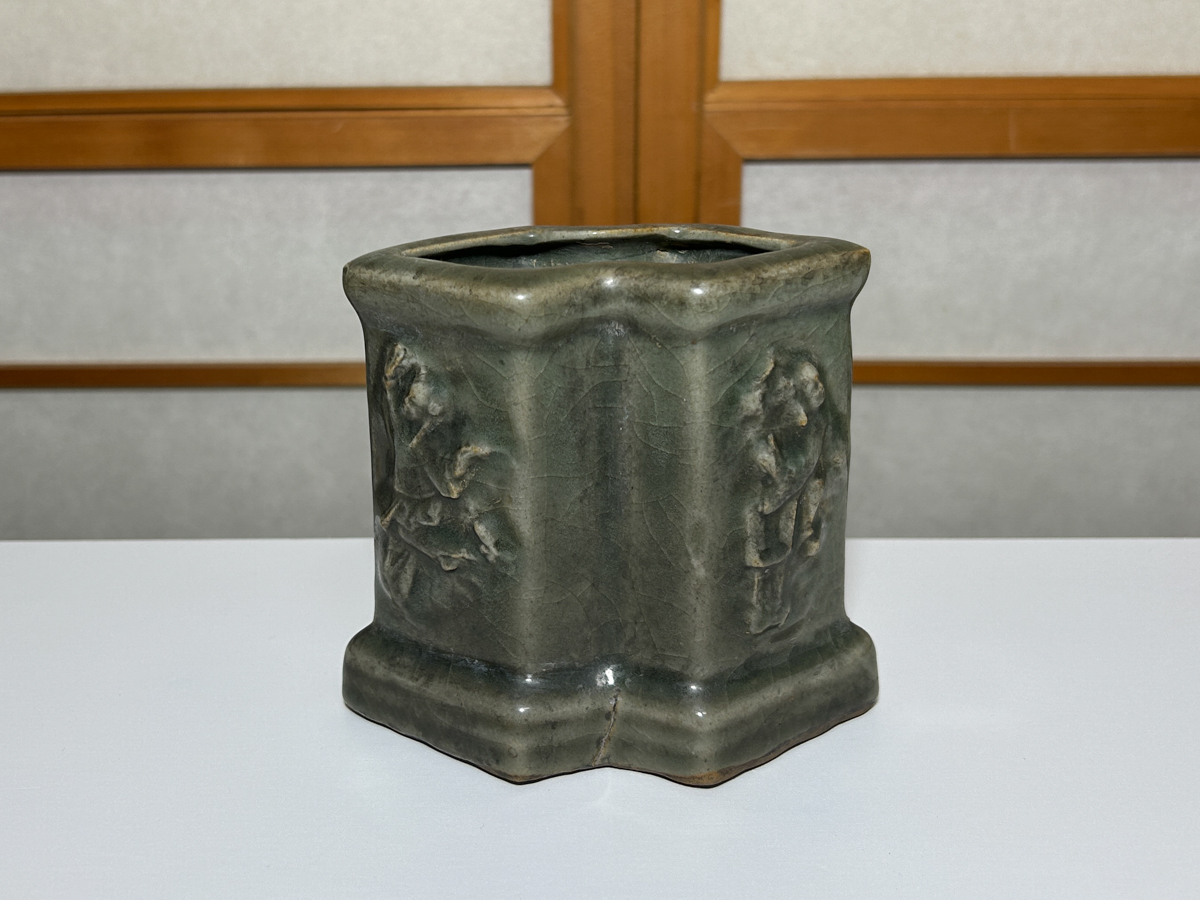 ★★★ 菱形 青磁 筆筒 筆置き ★★★（ 引越し?片づけ?収集整理?放出品 ）書道具 筆立 中國 筆入 浮き彫り 陶磁器 窯傷 中古 古い