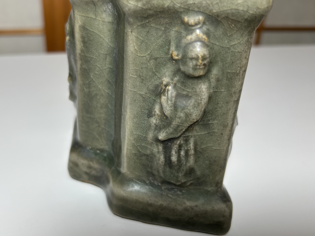 ★★★ 菱形 青磁 筆筒 筆置き ★★★（ 引越し?片づけ?収集整理?放出品 ）書道具 筆立 中國 筆入 浮き彫り 陶磁器 窯傷 中古 古い