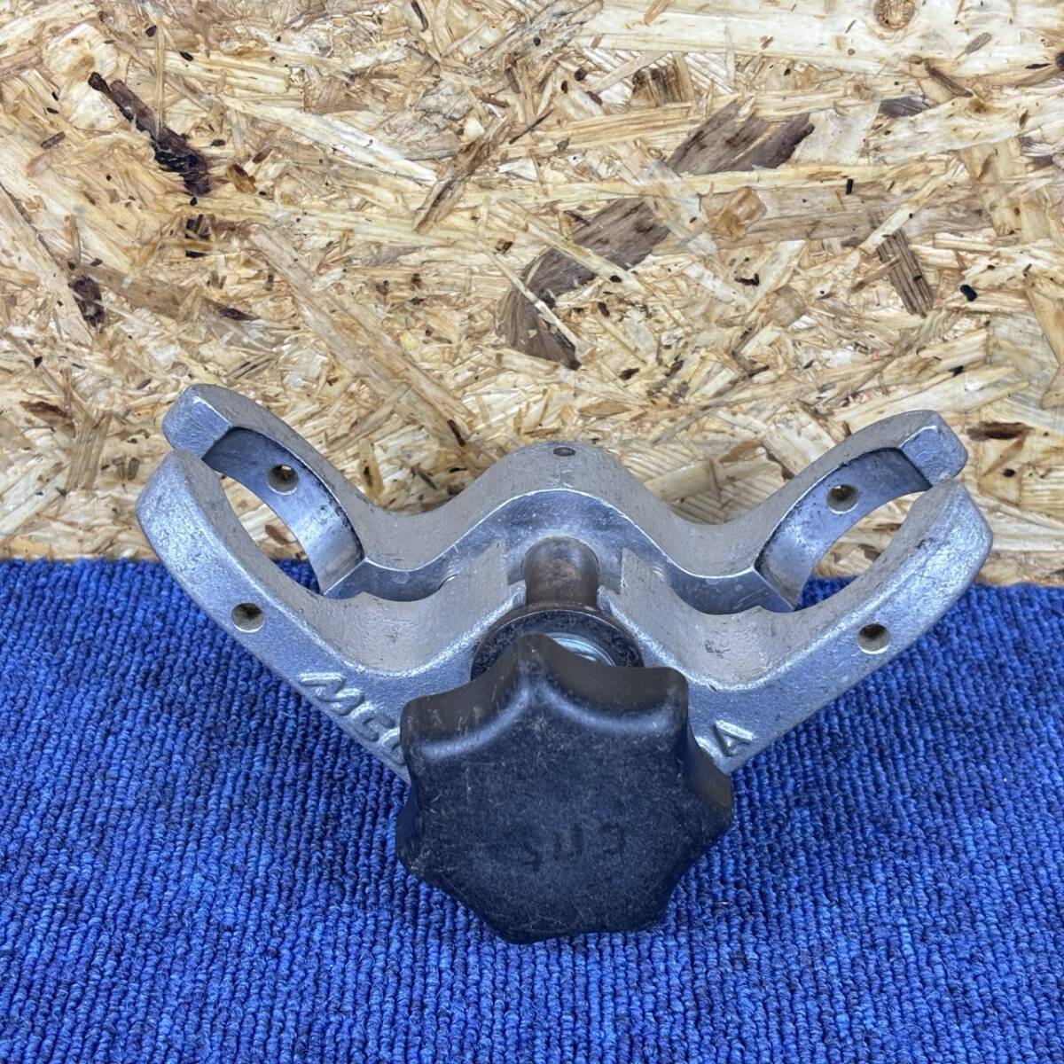 【中古品】MCC 松阪鉄工所 本体のみ PEエルボークランプ 25A,30A ガスPE 管工事用 C115_画像1