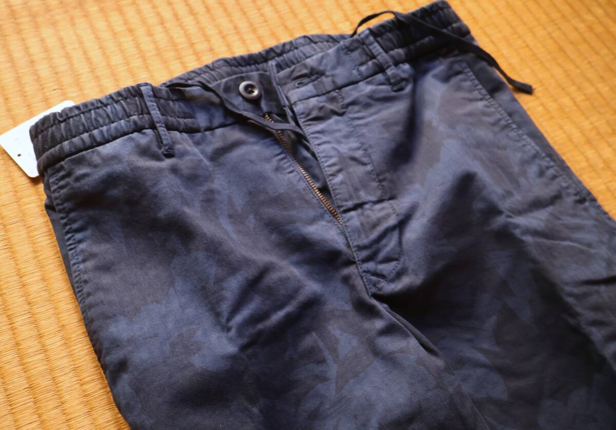 未使用・未調整 INCOTEX SLACKS 価格55,000円 SLIM FIT ストレッチコットン ヘリンボーン ボタニカルプリント シャーリングパンツ _画像2