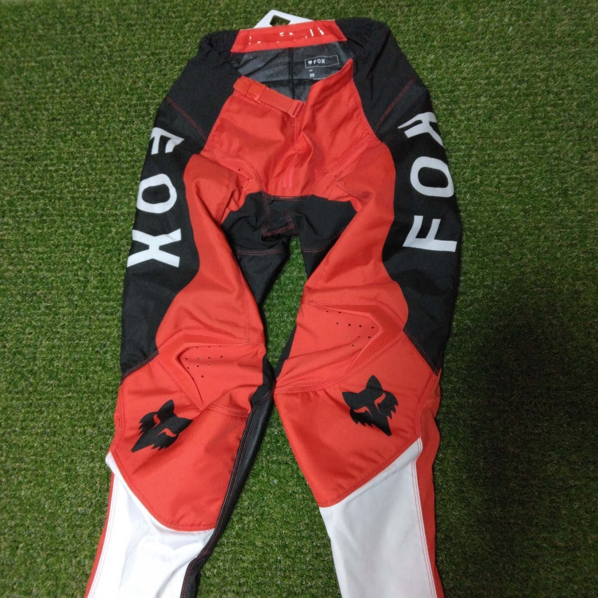 FOXRACING 180ニトロ パンツサイズ30試着のみ FOXRACING 180ジャージサイズL 試着のみ     FOXRACING グローブ(2組) 使用済み_画像3