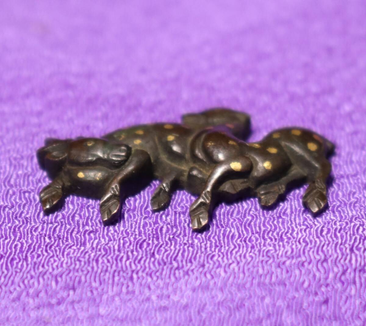 夫婦鹿二体小景~金彩入古銅 刀剣片目貫 刀装具_画像2