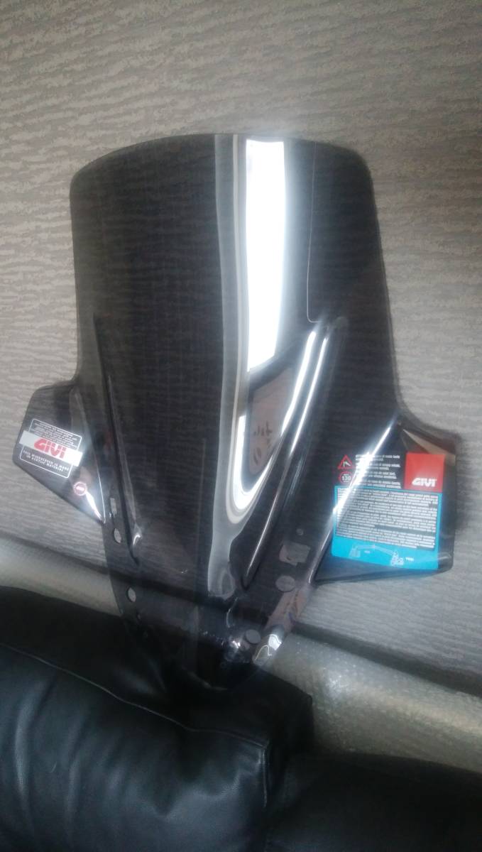 【送料込】GIVI(ジビ) XMAX250(300)用 ミドルスクリーン(64,5 x 57,5 cm) D2138S ライトスモーク X-MAX250 X-MAX_画像3