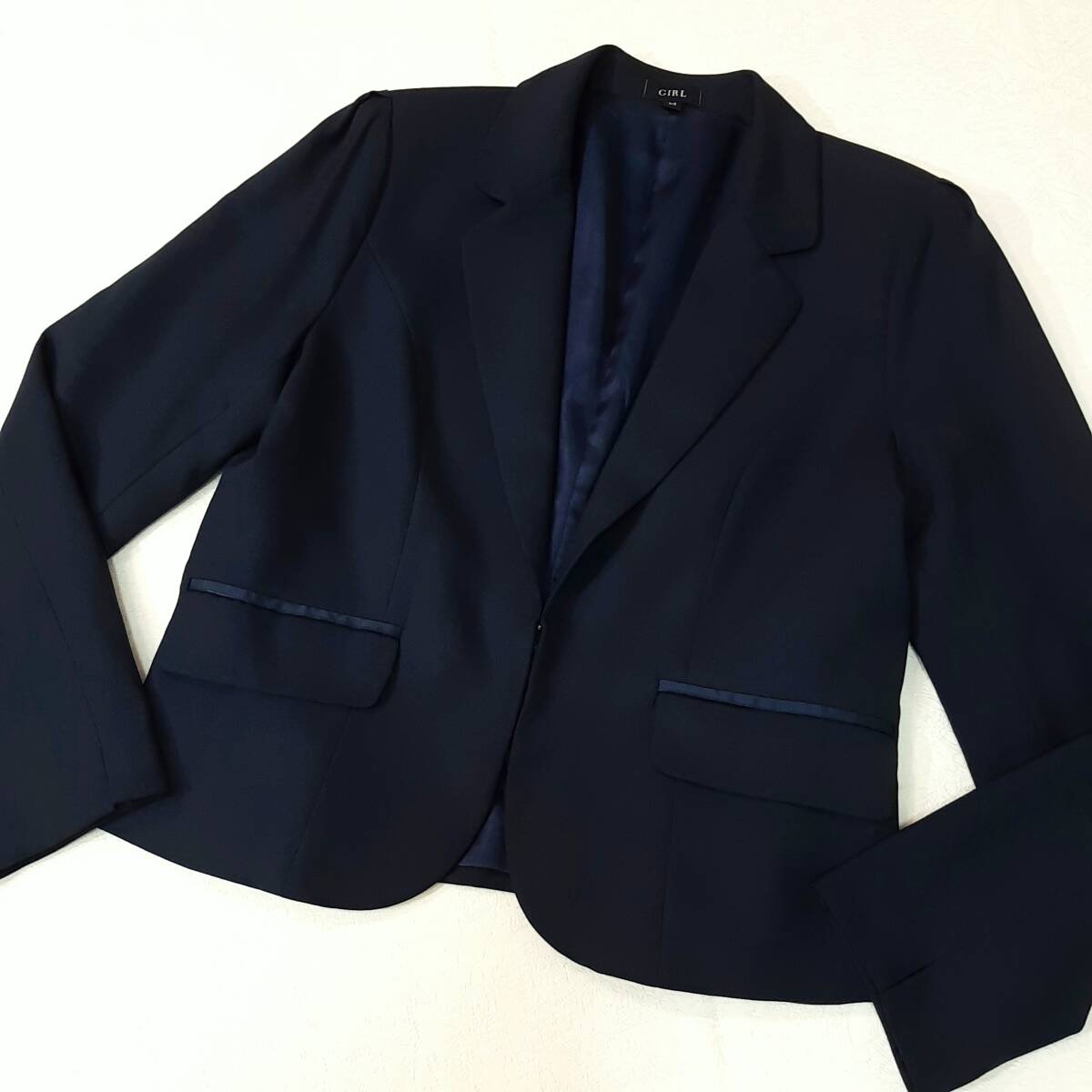 b1 送料無料★GIRL 上下セットスーツ 21780円★長袖 テーラード ジャケット＆レース ひざ下丈 半袖ワンピース Mサイズ 濃紺色 卒業式入学式_画像4