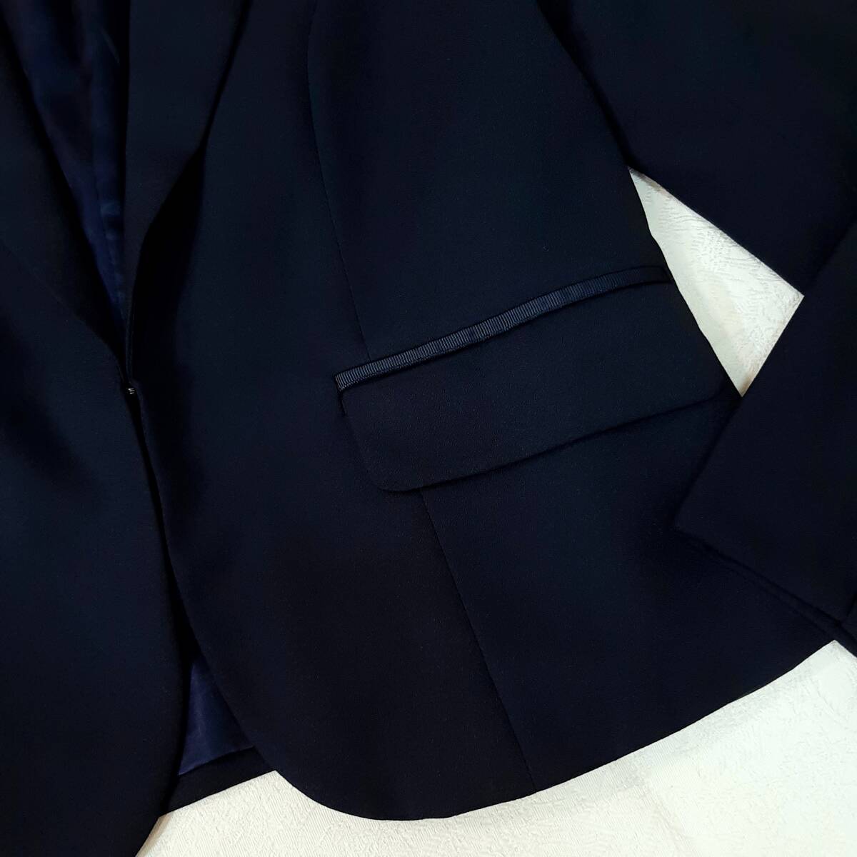 b1 送料無料★GIRL 上下セットスーツ 21780円★長袖 テーラード ジャケット＆レース ひざ下丈 半袖ワンピース Mサイズ 濃紺色 卒業式入学式_画像8
