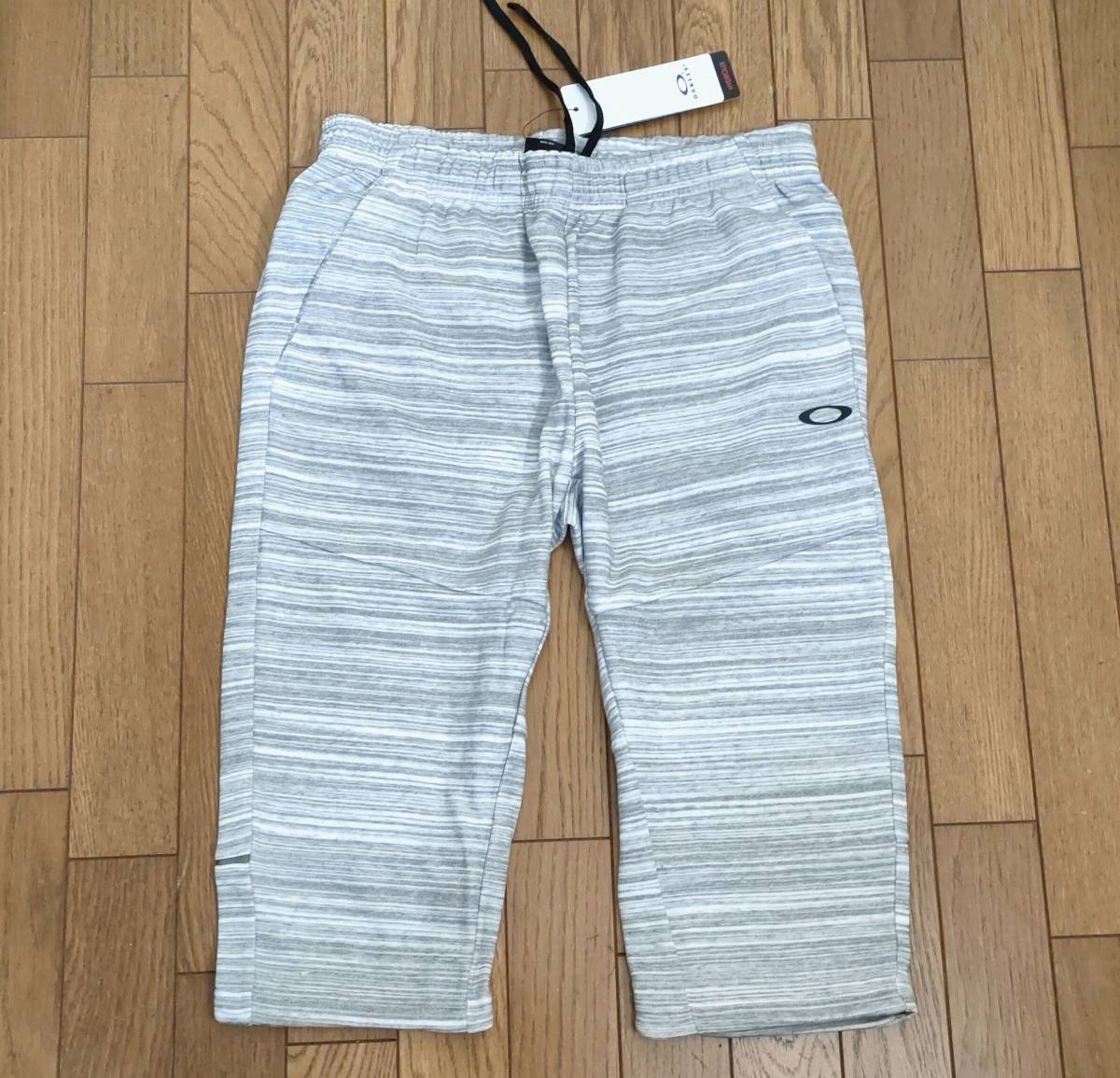 定価6,600円　新品　オークリー　クロップドパンツ　3/4パンツ　7分丈パンツ　FOA403575　グレー　メンズM_画像2