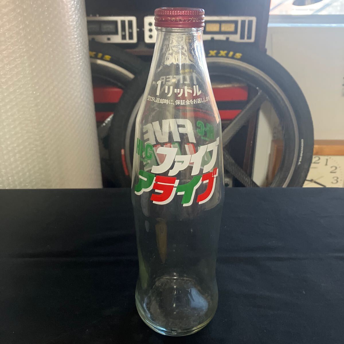 希少 昭和レトロ 当時物 80年代 HI-C FIVE ALIVE ハイシー ファイブ アライブ 1リットル 空き瓶 ガラス瓶 ビンテージ コカコーラ ファンタ_画像2