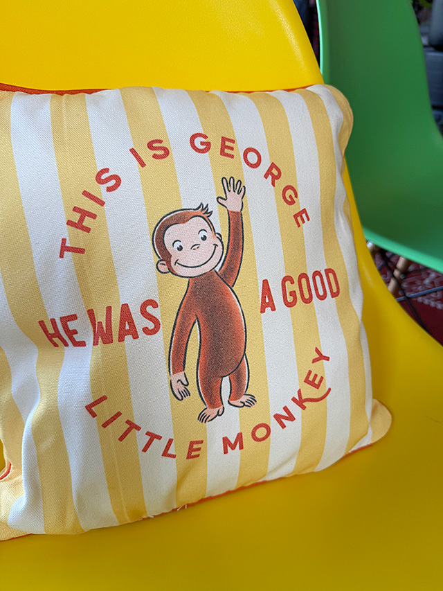 おさるのジョージ　クッション　キュリアスジョージ ■ アメリカン雑貨 アメリカ雑貨