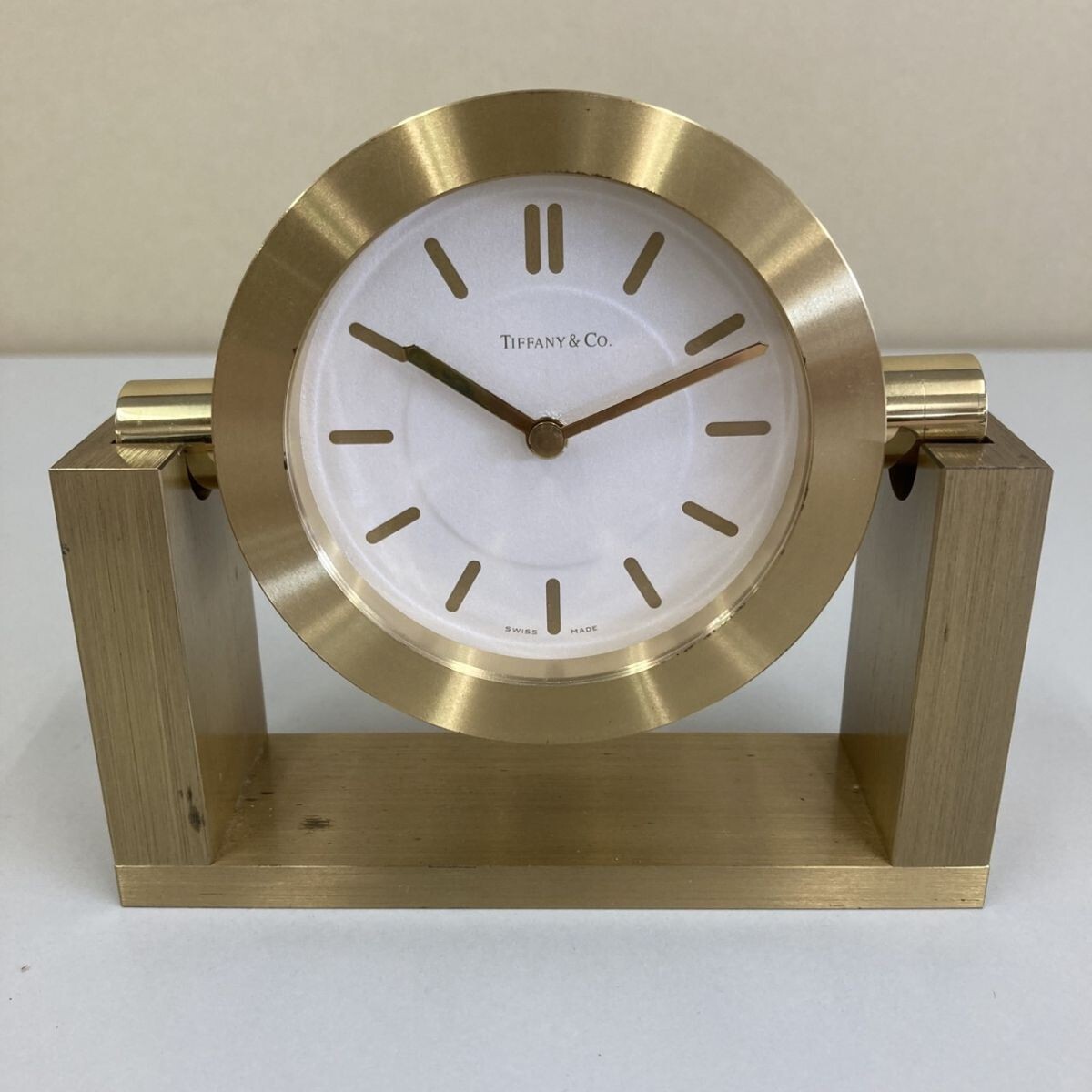 D349-T6-3784 TIFFANY&Co. クォーツ 215389 置時(shí)計(jì) 稼働 ゴールドカラー ホワイト文字盤 2針 インテリア TE
