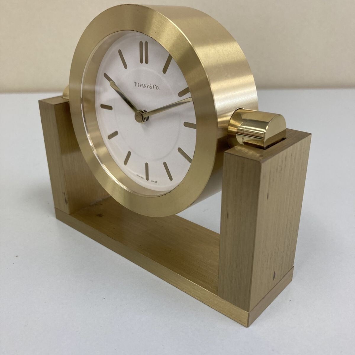 D349-T6-3784 TIFFANY&Co. クォーツ 215389 置時(shí)計(jì) 稼働 ゴールドカラー ホワイト文字盤 2針 インテリア TE