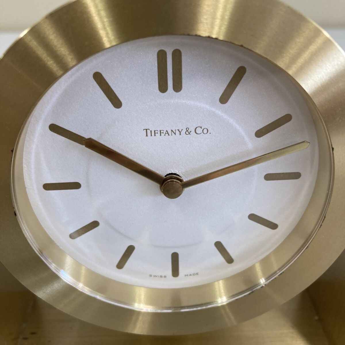 D349-T6-3784 TIFFANY&Co. クォーツ 215389 置時(shí)計(jì) 稼働 ゴールドカラー ホワイト文字盤 2針 インテリア TE