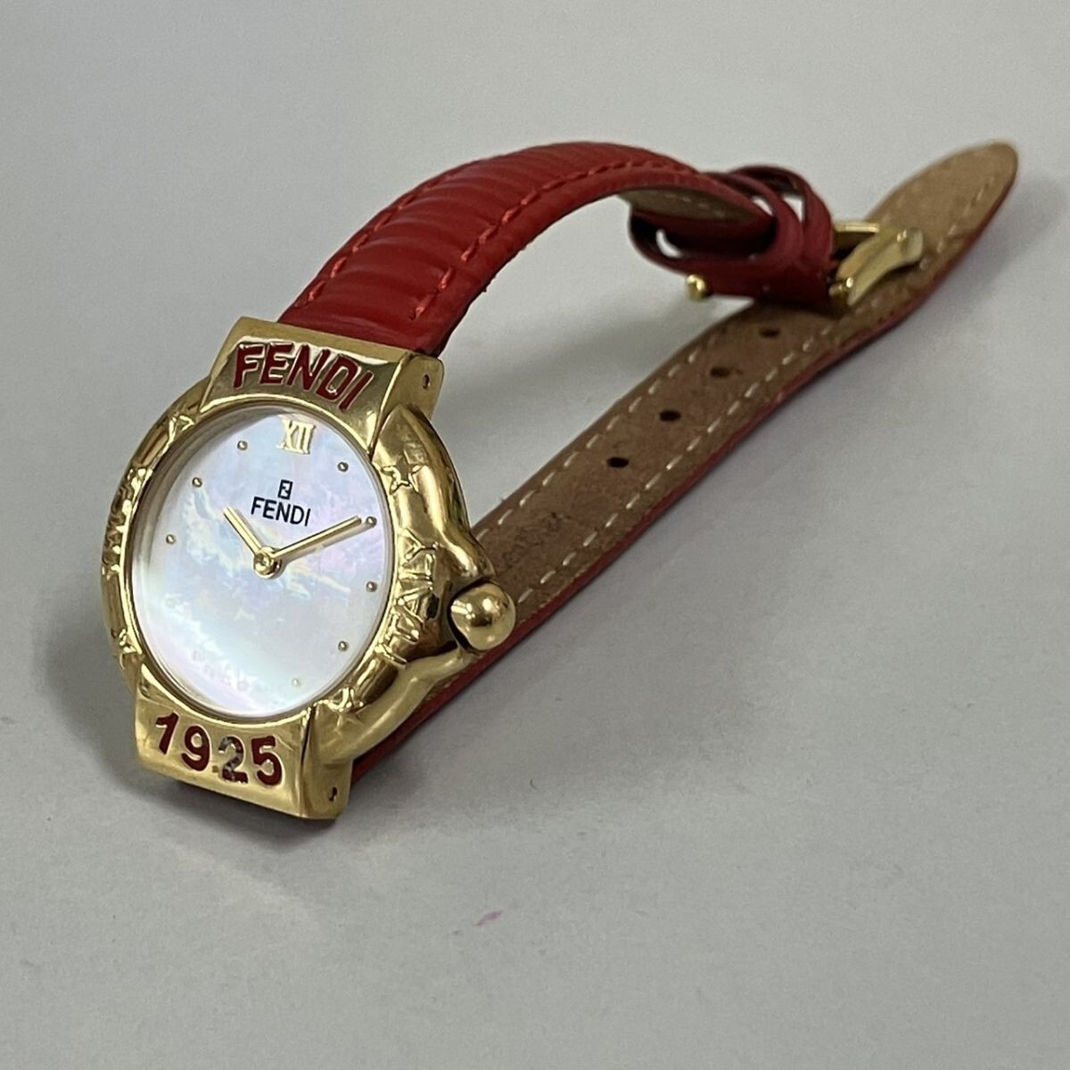 G459-M31-355 ◎ FENDI フェンディ 430L 腕時計 時計 レディース ウォッチ 文字盤カラー ホワイトシェル クォーツ QZ ベルトレッド TA