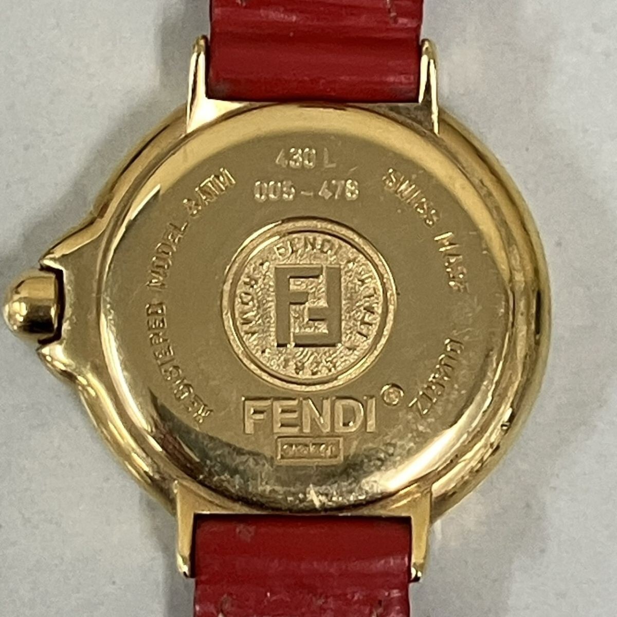 G459-M31-355 ◎ FENDI フェンディ 430L 腕時計 時計 レディース ウォッチ 文字盤カラー ホワイトシェル クォーツ QZ ベルトレッド TA