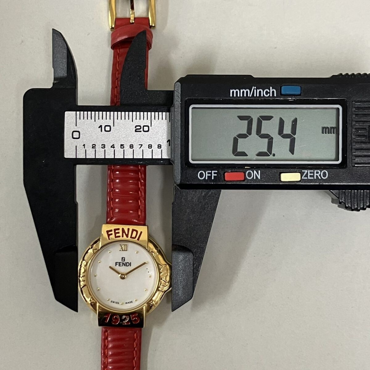 G459-M31-355 ◎ FENDI フェンディ 430L 腕時計 時計 レディース ウォッチ 文字盤カラー ホワイトシェル クォーツ QZ ベルトレッド TA