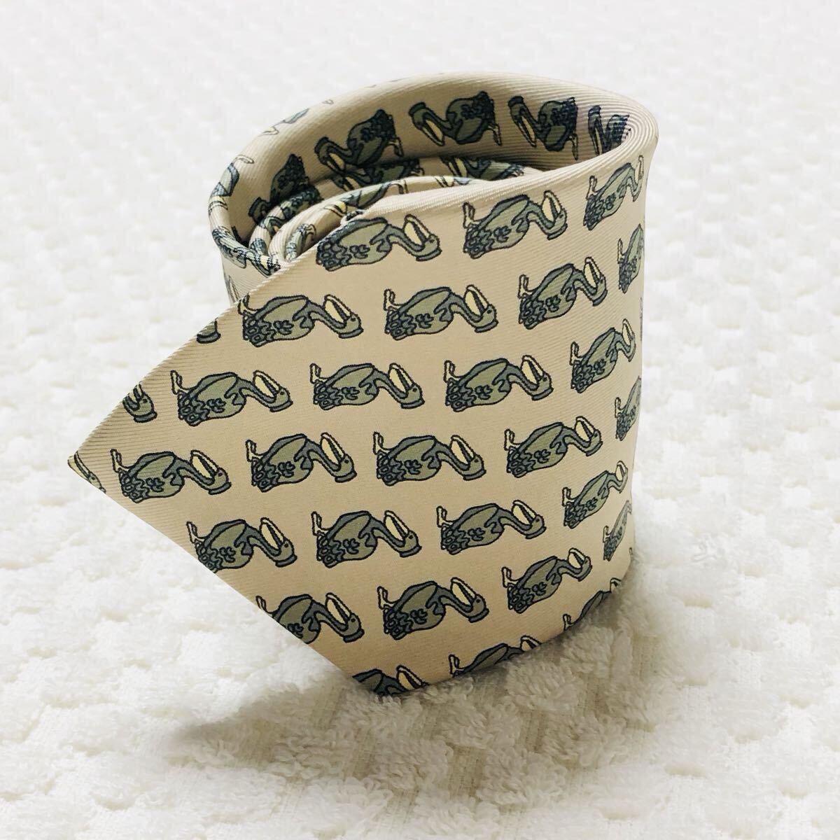 ■美品■HERMES エルメス ネクタイ シルク100% フランス製 ハシビロコウ総柄 アニマル柄 ベージュ×グリーン ビジネス_画像2