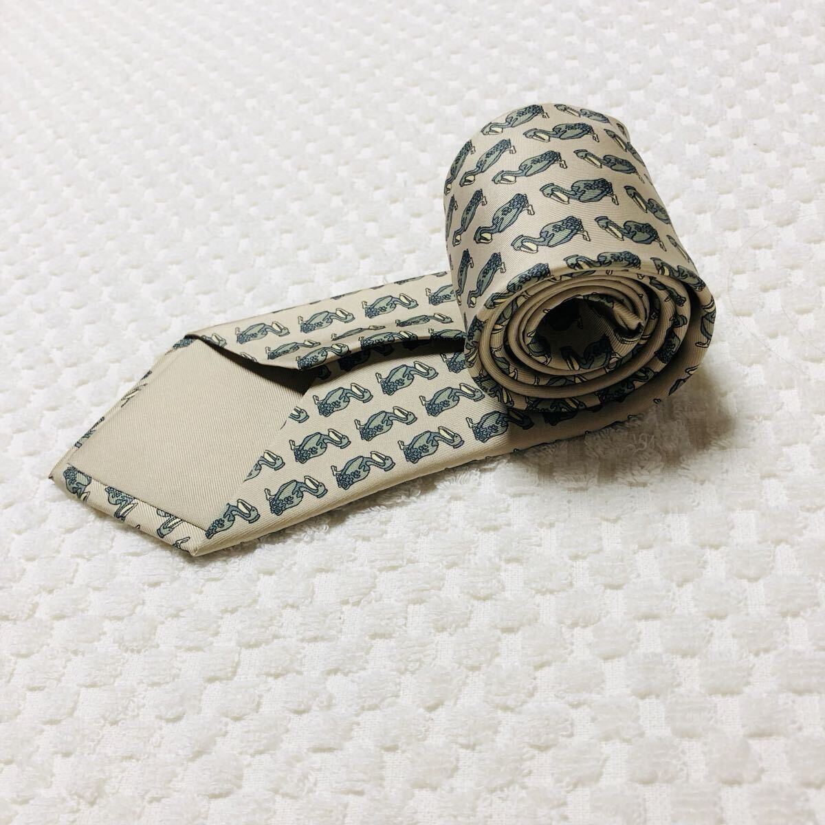 ■美品■HERMES エルメス ネクタイ シルク100% フランス製 ハシビロコウ総柄 アニマル柄 ベージュ×グリーン ビジネス_画像3