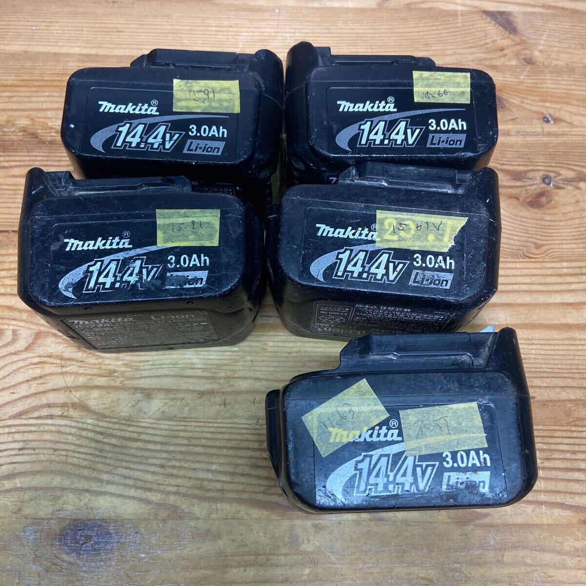 makita マキタ　BL1430 14.4v バッテリー4つとおまけ_画像1