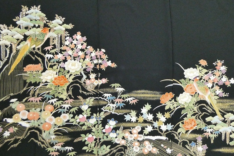 2509A-2021●関着/黒留袖/作家物/駒取り刺繍/鳥と花柄等/新品/未仕立て/正絹/絵羽/(梱包サイズ：80)_画像3