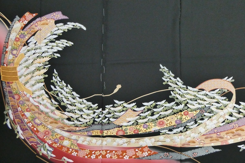 2509A-2030●関着/黒留袖/駒取り刺繍/箔/束ね熨斗に花柄等/新品/未仕立て/正絹/絵羽/(梱包サイズ:80)_画像3