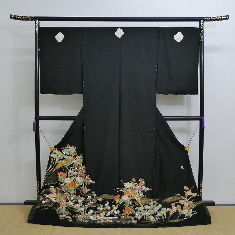 2509A-2021●関着/黒留袖/作家物/駒取り刺繍/鳥と花柄等/新品/未仕立て/正絹/絵羽/(梱包サイズ：80)_画像1