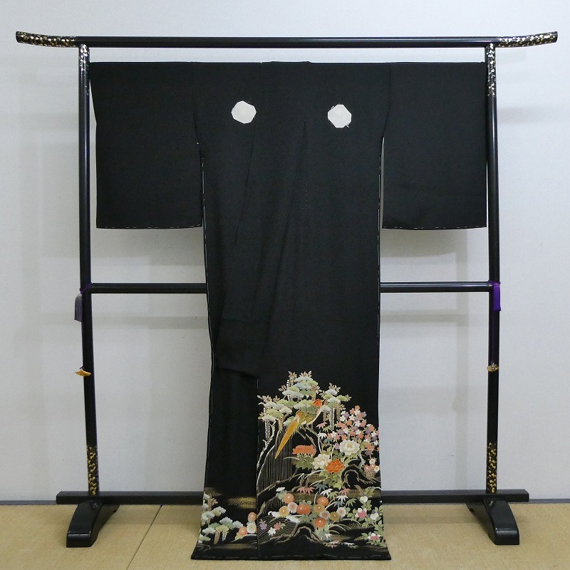 2509A-2021●関着/黒留袖/作家物/駒取り刺繍/鳥と花柄等/新品/未仕立て/正絹/絵羽/(梱包サイズ：80)_画像2