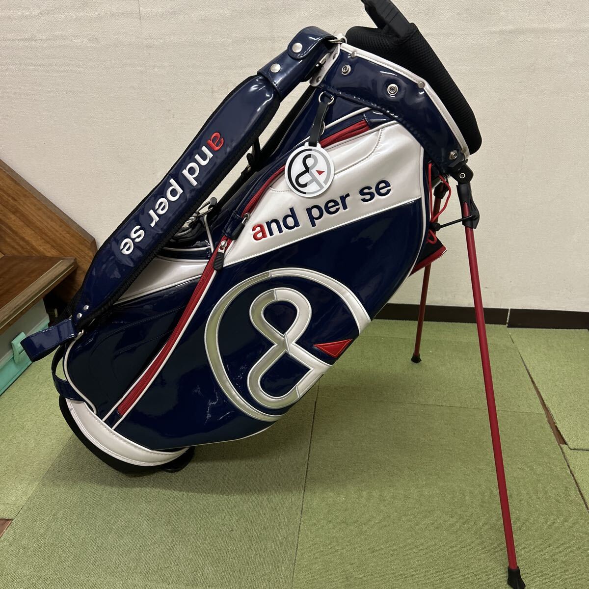 B422 状態良好 and per se スタンドキャディーバック エナメル素材 人気カラー_画像1