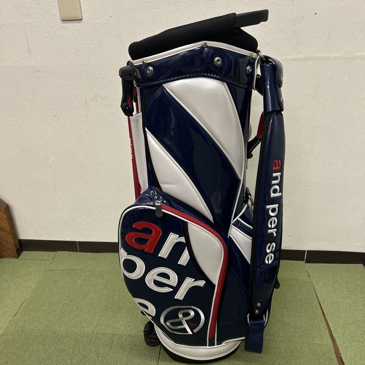 B422 状態良好 and per se スタンドキャディーバック エナメル素材 人気カラー_画像2