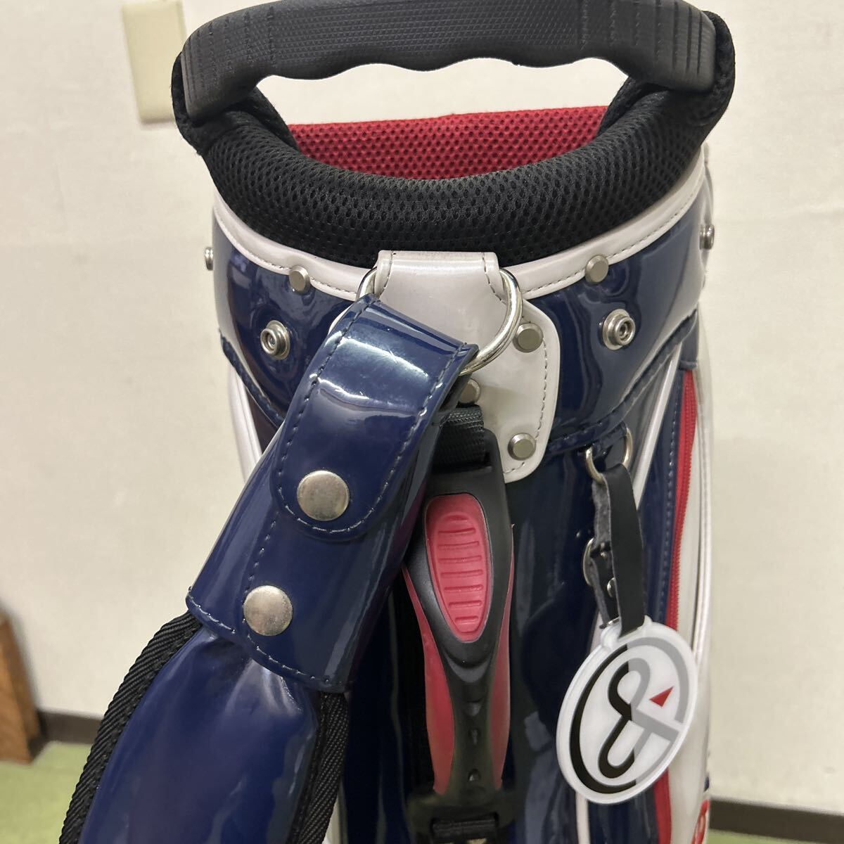 B422 状態良好 and per se スタンドキャディーバック エナメル素材 人気カラー_画像3