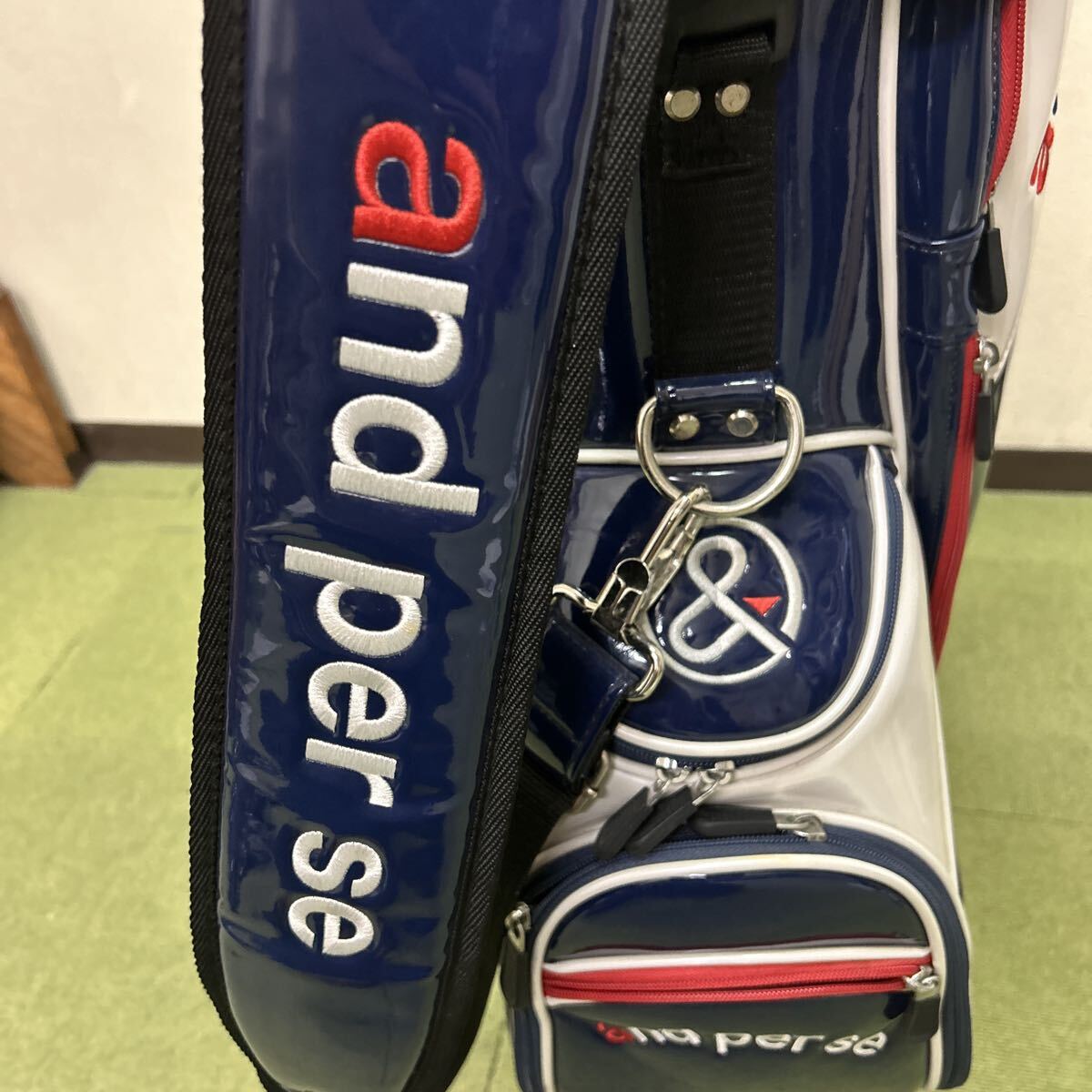 B422 状態良好 and per se スタンドキャディーバック エナメル素材 人気カラー_画像4