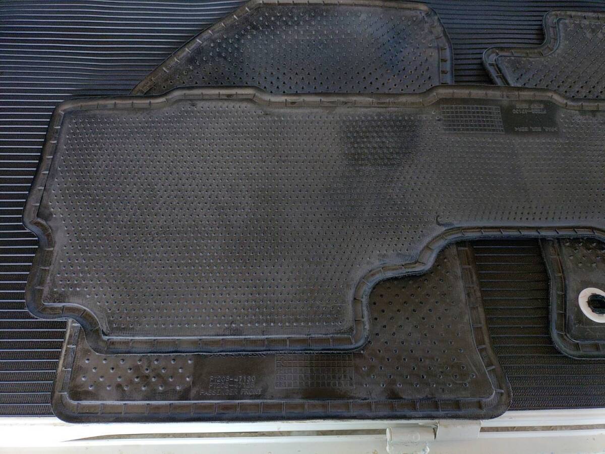 プリウスα　プリウスV　フロワマット　カーペット