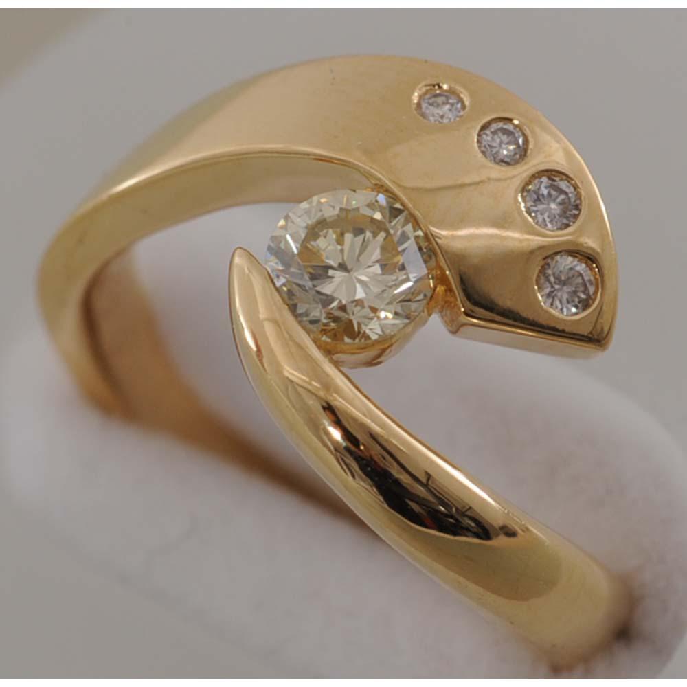 【C64】　k18　イエローゴールド　ダイヤモンド　0.53ct　デザイン　リング　指輪　中古品　12号