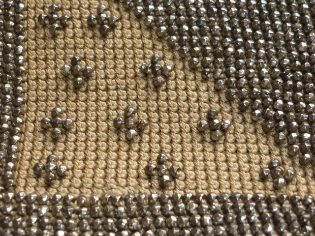 ■極希 少美品 フランス ブルボン朝（1750年頃）当時25万■銀製シルーバービーズとシルク（生糸）で編み上げた被せるケース（カバー）300ｇ_画像2