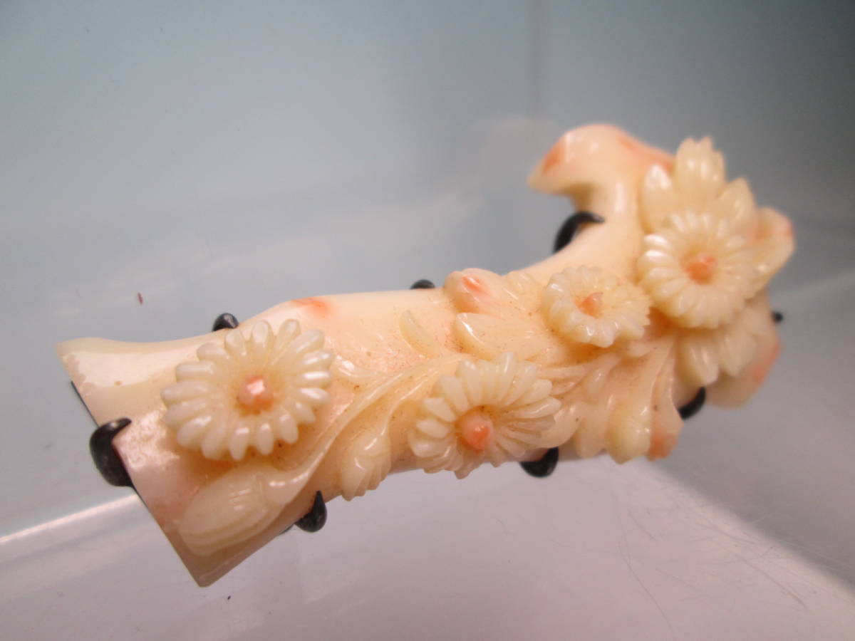 【江月】アンティーク・銀製 本珊瑚 菊花彫刻 ツーカラーの帯留め 16g_画像3