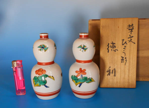  Kutani overglaze enamels . flower writing sake cup and bottle one against also box north .. Taro blue Izumi kiln north .. next . north . kiln .. shape sake bottle 220ml bin 