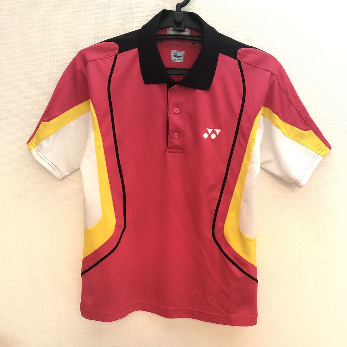 YONEX（ヨネックス）VeryCOOL プレーイングポロシャツ（ピンク×白×黄×黒）☆Mサイズ（T200911）_画像1