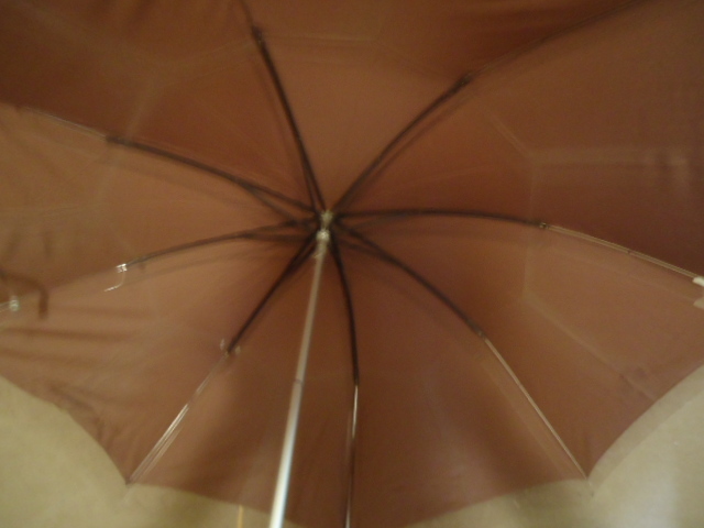２段折りたたみ傘3６ｃｍ　茶色無地　カバーなし　中古品　傘半径５5ｃｍ、重さ２２０ｇ　　NO,１６_画像2