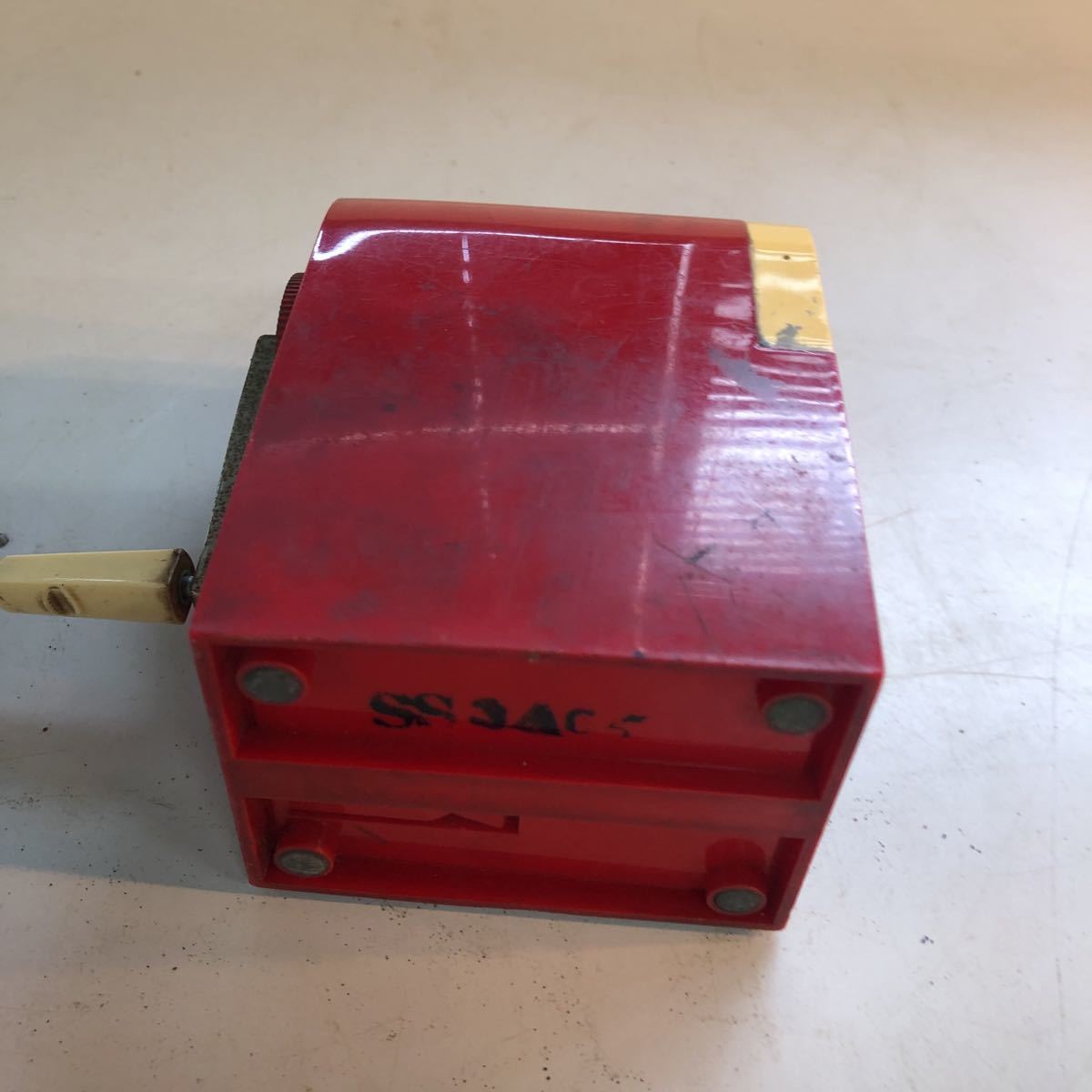  school series ] Showa Retro * Vintage [Tombow dragonfly ] manually operated / hand turning type pencil sharpener vessel ( red )SR-1000P present condition [ used * long time period use ]