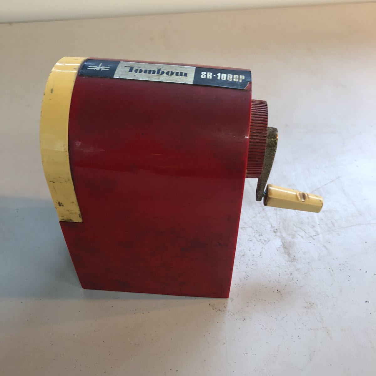  school series ] Showa Retro * Vintage [Tombow dragonfly ] manually operated / hand turning type pencil sharpener vessel ( red )SR-1000P present condition [ used * long time period use ]