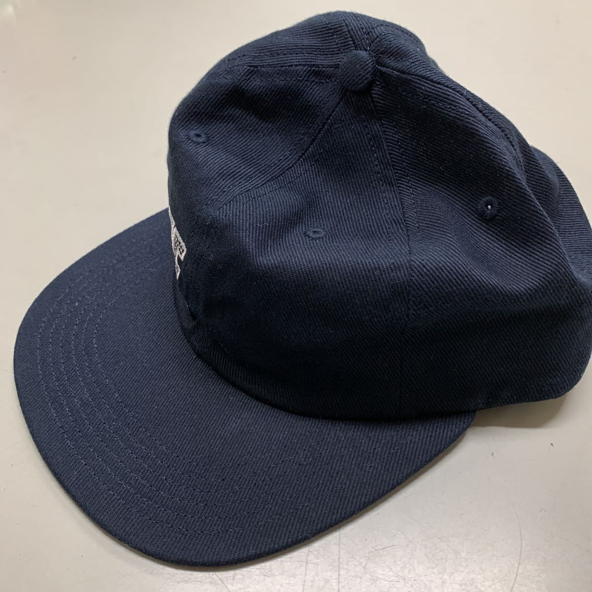 シュプリーム　帽子　未使用　キャップ　CAP Supreme ベースボールキャップ　CAP MADE IN USA アメリカ製 ネイビー　紺_画像2